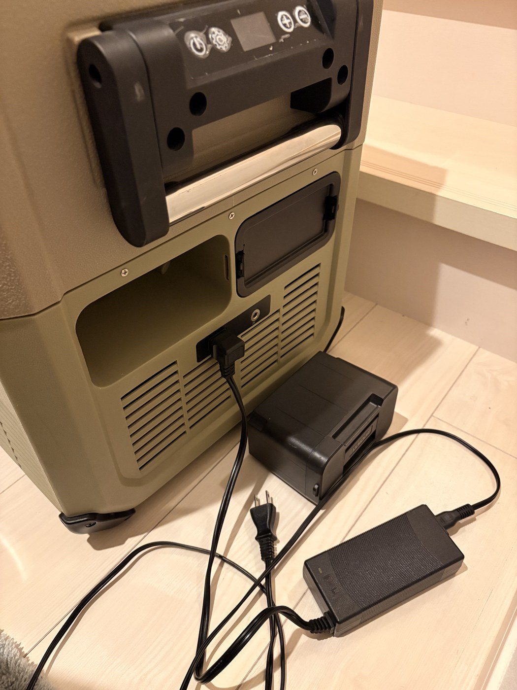 EENOUR D45の専用バッテリーとACアダプター