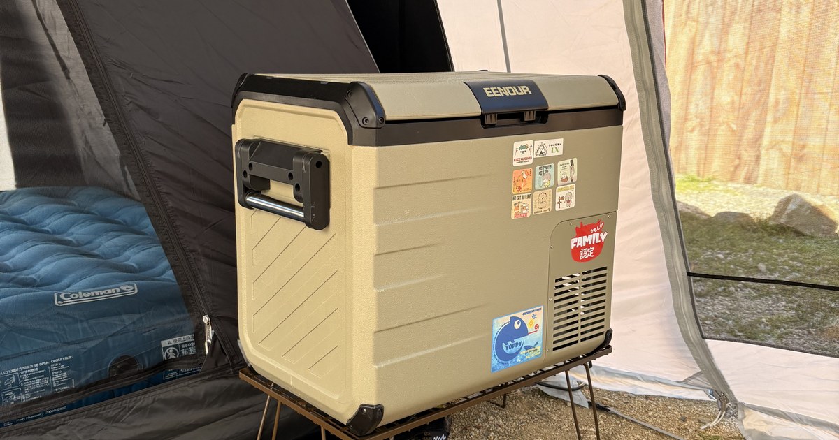 テントの寝室の横でラックに載せたEENOUR D45